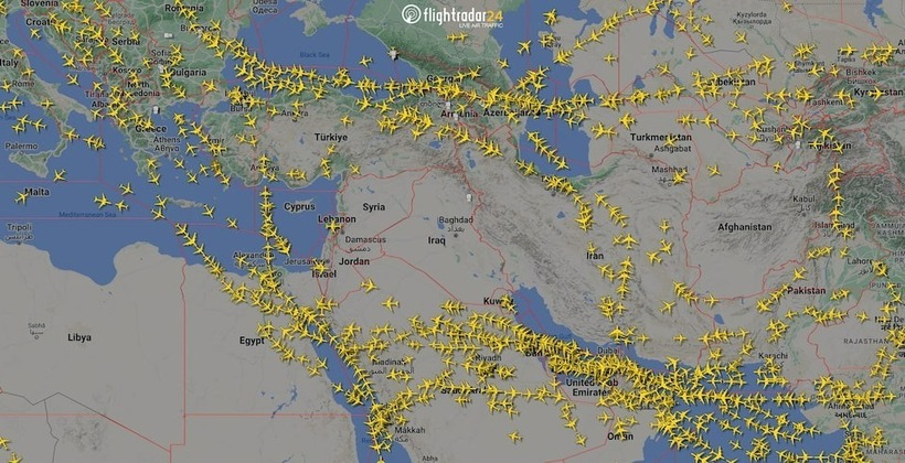 Nhiều hãng hàng không phải hủy hoặc định tuyến lại tuyến bay sau khi Iran không kích Israel. Ảnh: Reuters