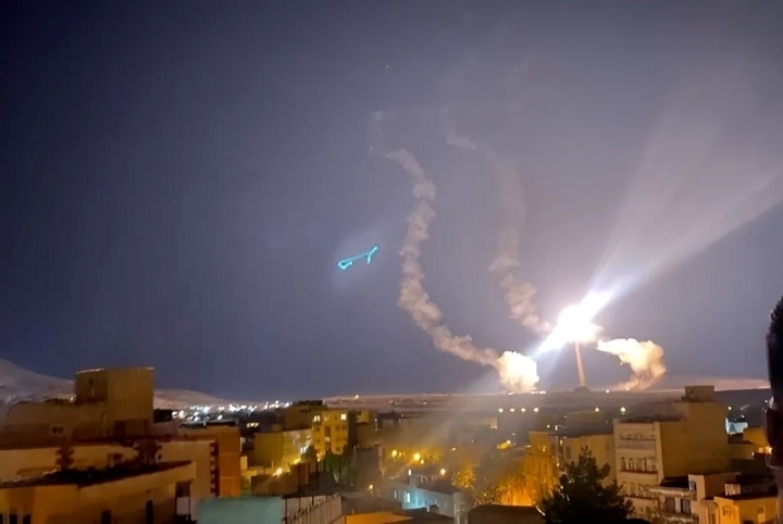Iran phóng tên lửa và máy bay không người lái hướng đến Israel. Ảnh: Press TV