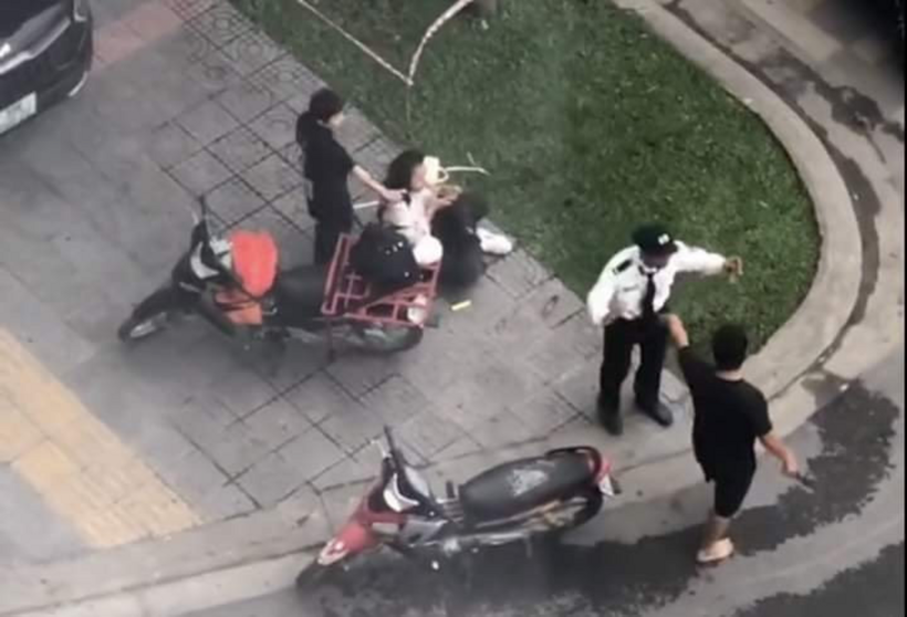 Vụ tấn công được ghi lại và đăng tải lên mạng xã hội (Ảnh cắt từ clip). Ảnh: Công lý.