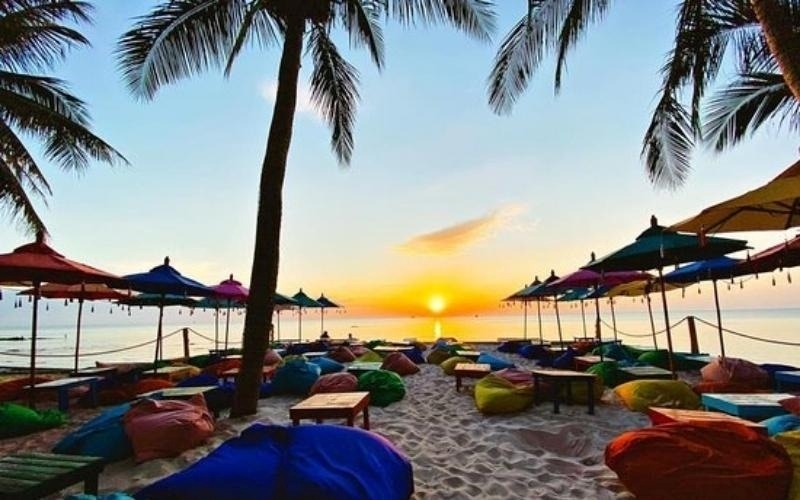 Quán có ghế lười và view sát biển