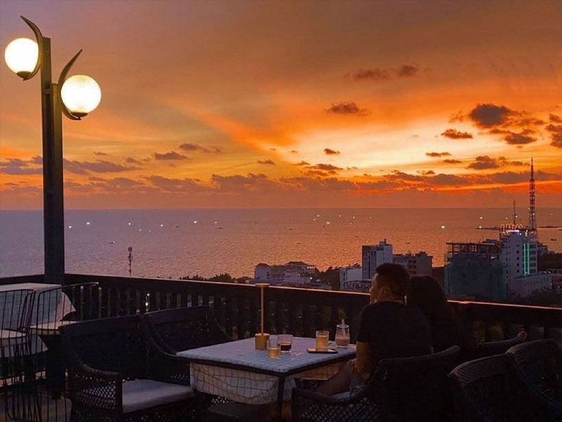 Sơn Trà Hill coffee chiều hoàng hôn