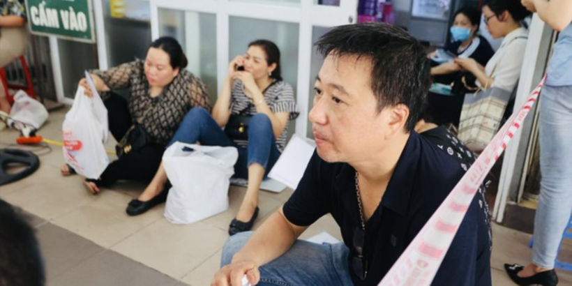 Phụ huynh vạ vật chờ nộp hồ sơ vào lớp 10 một trường THPT tại Hà Nội năm học 2023-2024. Ảnh: Tiền phong