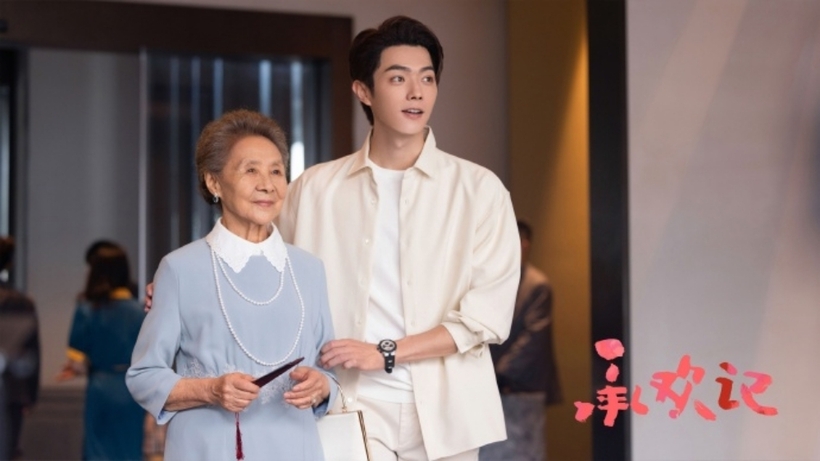 Diêu Chí Minh và bà nội kế của Mạch Thừa Hoan. Ảnh: Weibo