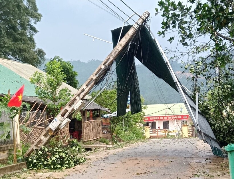 Cột điện cũng bị gãy đổ do ảnh hưởng của thiên tai.