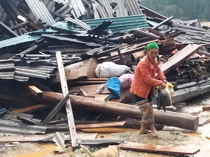 Lực lượng chức năng đang tích cực khẩn trương hỗ trợ người dân chịu thiệt hại nặng nề khắc phục hậu quả sau mưa đá, lốc xoáy.