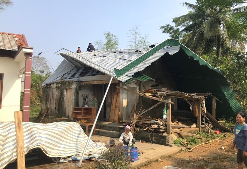 Riêng trận mưa đá, lốc xoáy xảy ra vào chiều 14/4 đã khiến xã Bảo Nam, Bảo Thắng, Huồi Tụ (huyện Kỳ Sơn) bị thiệt hại lớn, nhiều ngôi nhà bị hư hỏng, tốc mái. Nhiều cây, cột điện bị quật đổ.