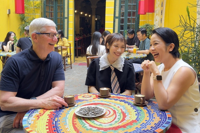 CEO Apple Tim Cook đang thưởng thức món cà phê trứng và hạt hướng dương cùng hai mẹ con ca sỹ Mỹ Linh và Mỹ Anh tại một quán cà phê ở Hàng Bè. Ảnh: VietNamNet