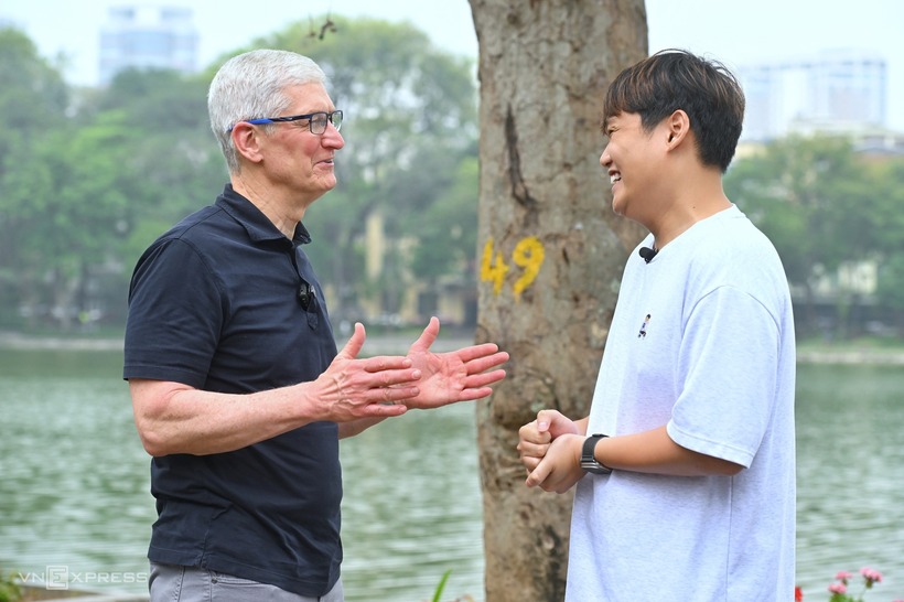 Tim Cook trò chuyện với KOL công nghệ Ngô Đức Duy. "Thật tuyệt vời khi dành thời gian cùng Duy và xem quá trình sáng tạo của cậu ấy khi sử dụng chế độ Cinematic trên iPhone 15 Pro", ông Tim Cook nói. Ảnh: VnExpress