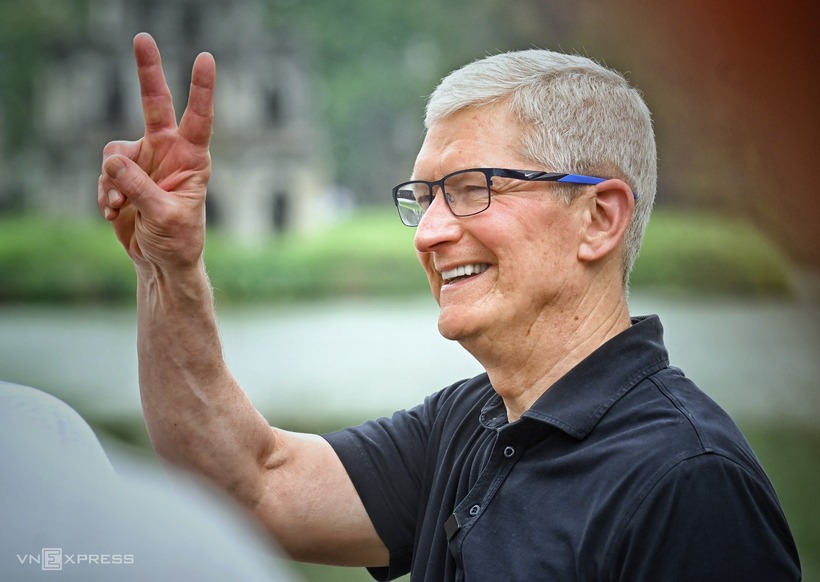 CEO Apple liên tục giơ tay chữ V (Victory), bày tỏ sự thân thiện với người dân, du khách xung quanh. Ảnh: VnExpress