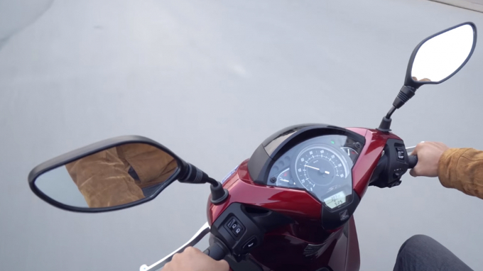 Gương chiếu hậu là bộ phận không thể thiếu đối với mỗi chiếc xe máy, thậm chí có thể bị phạt nếu không có.