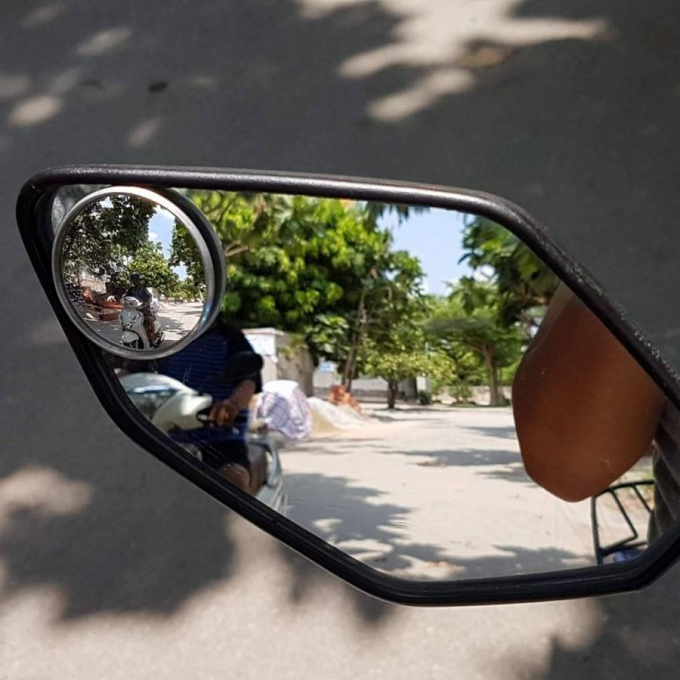 Lắp gương chiếu hậu có thể giúp người điều khiển quan sát được tình hình giao thông phía sau để đưa ra những phán đoán và xử lý tình huống kịp thời khi rẽ.