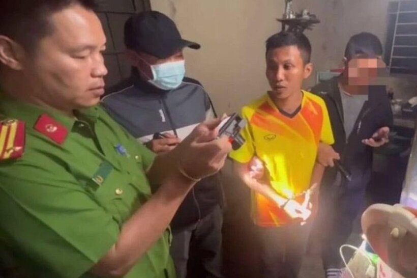 Đối tượng Phương (áo vàng) bị bắt giữ sau 1 giờ gây án. Ảnh: VietNamNet
