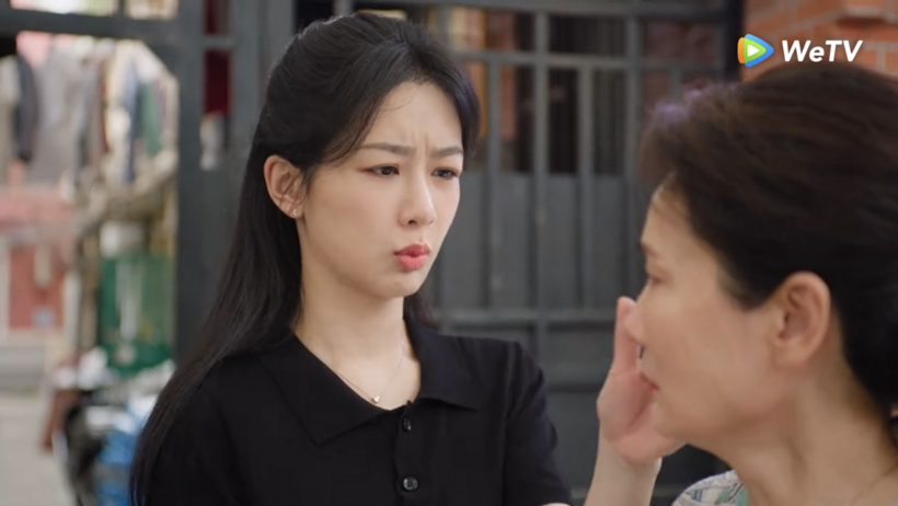 Cô vừa lau nước mắt, vừa an ủi mẹ.