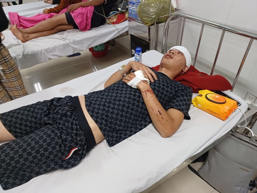 Một nạn nhân trong vụ tai nạn đang điều trị tại Bệnh viện Đa khoa tỉnh Kon Tum. Ảnh: Dân Việt