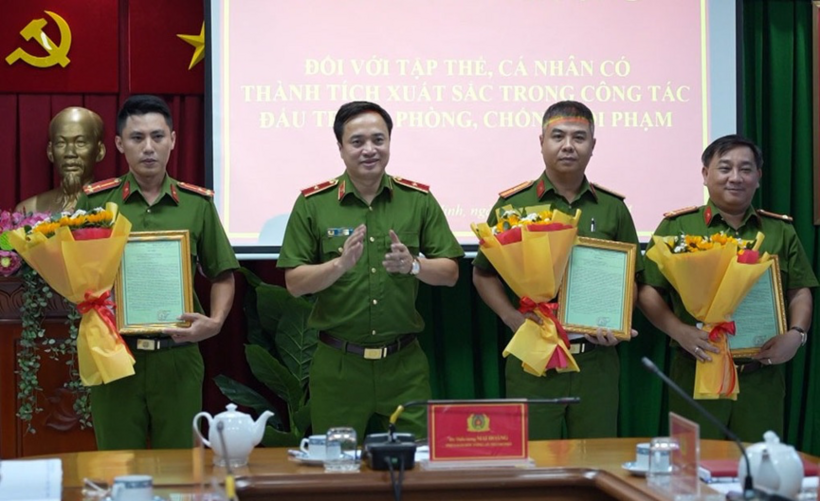 Thiếu tướng Mai Hoàng, Thủ trưởng Cơ quan Cảnh sát điều tra Công an TP.HCM trao khen thưởng cho các tập thể, cá nhân có thành tích xuất sắc. Ảnh: Dân Trí.