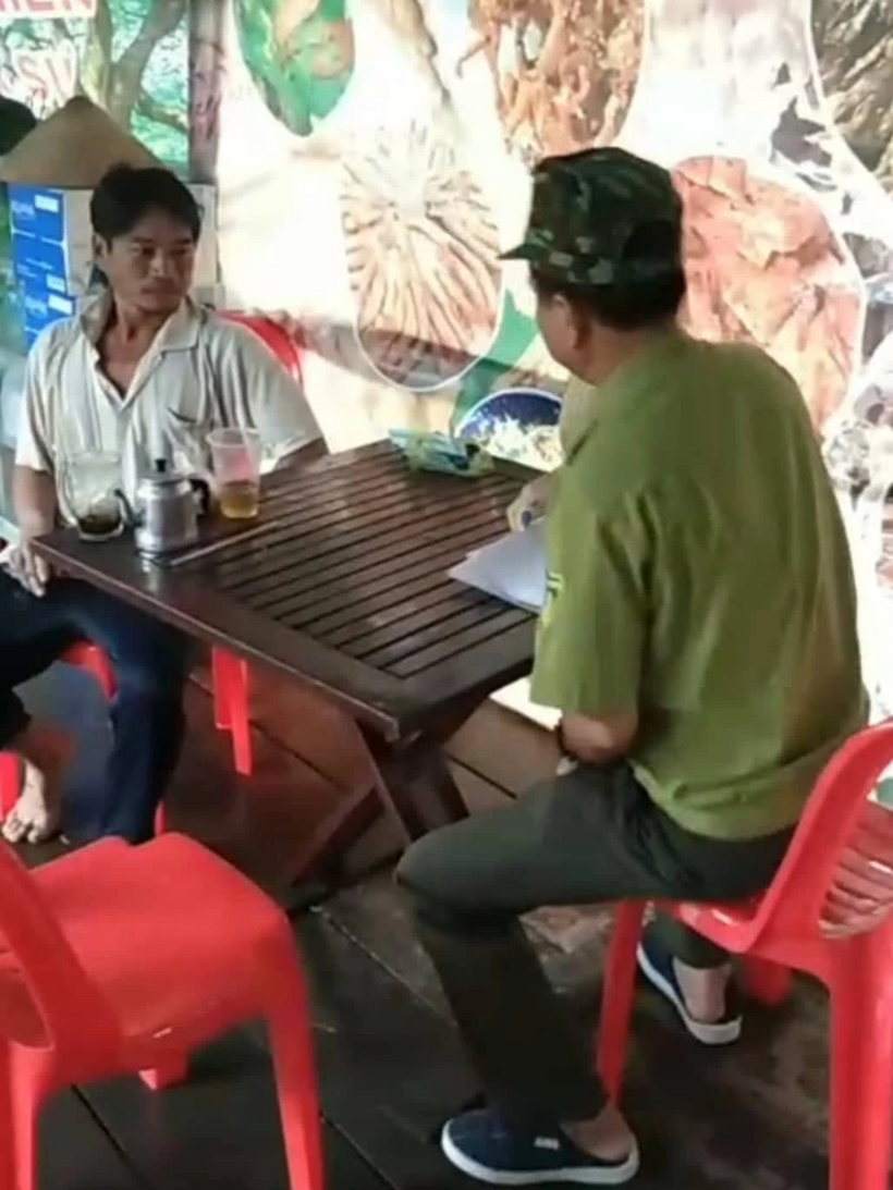 Ông Nguyễn Văn Dài - xã Văn Giáo làm việc với cán bộ kiểm Lâm - Ảnh: B.Đ.