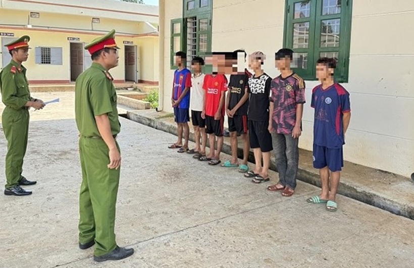 Nhóm đối tượng bị tạm giữ để điều tra về hành vi hiếp dâm và không tố giác tội phạm.