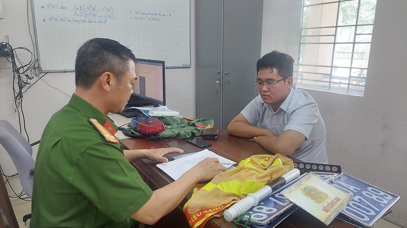 Nguyễn Lê Ngọc T. tại cơ quan công an. Ảnh: Nhà báo & Công luận
