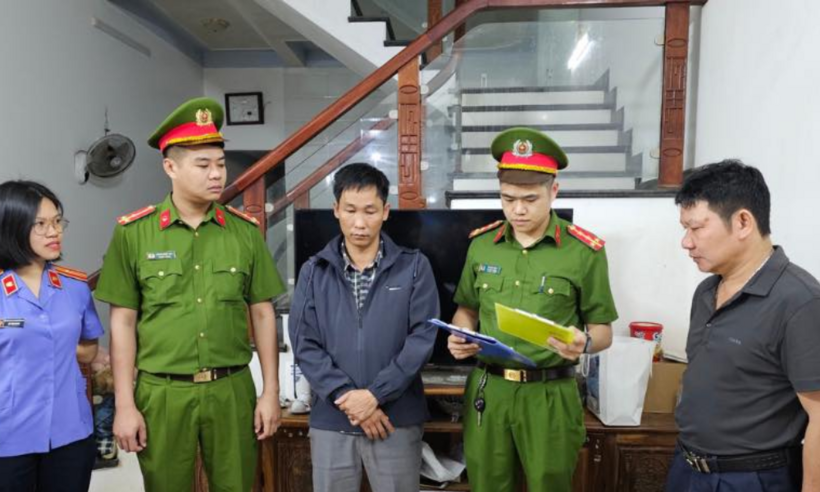 Thực hiện các biện pháp tố tụng đối với các đối tượng làm giả giấy tờ. (Ảnh: Báo Lạng Sơn)