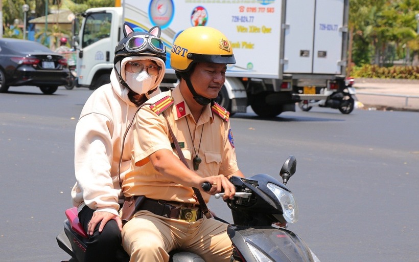 Những học sinh vi phạm đều được CSGT điều khiển xe chở về chốt để xử lý. Ảnh: Phụ Nữ Việt Nam