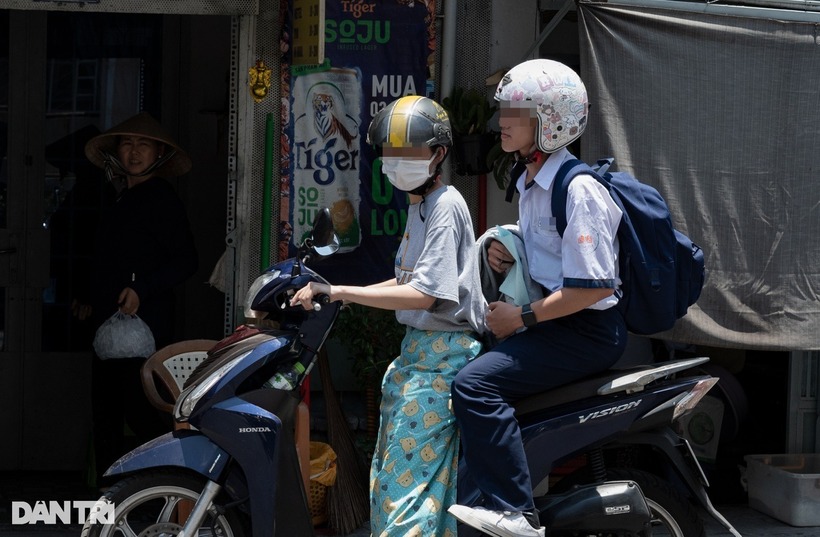 Nhiều học sinh bị tạm giữ phương tiện, gọi người thân đến đón. Ảnh: Dân Trí