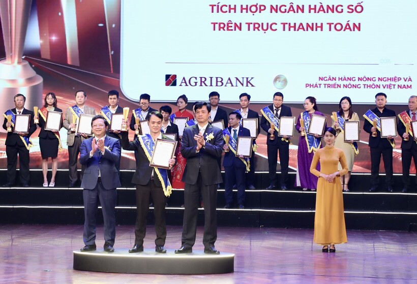 Đại diện Agribank nhận giải Tích hợp Ngân hàng số trên trục thanh toán.