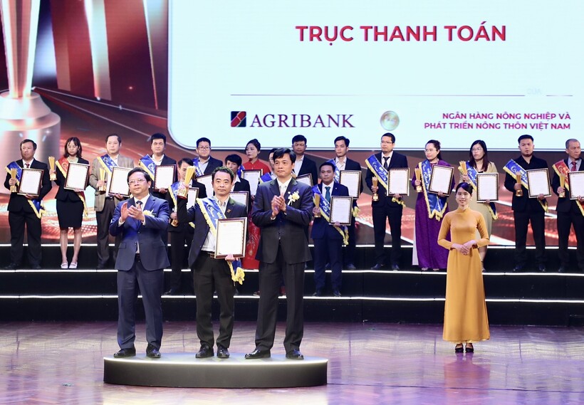 Đại diện Agribank nhận giải Trục thanh toán Agribank