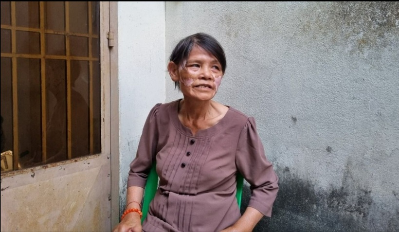 Bà Nguyễn Thị Cúc kể lại giây phút bị nam thanh niên cướp 200 tờ vé số. Ảnh: PLO