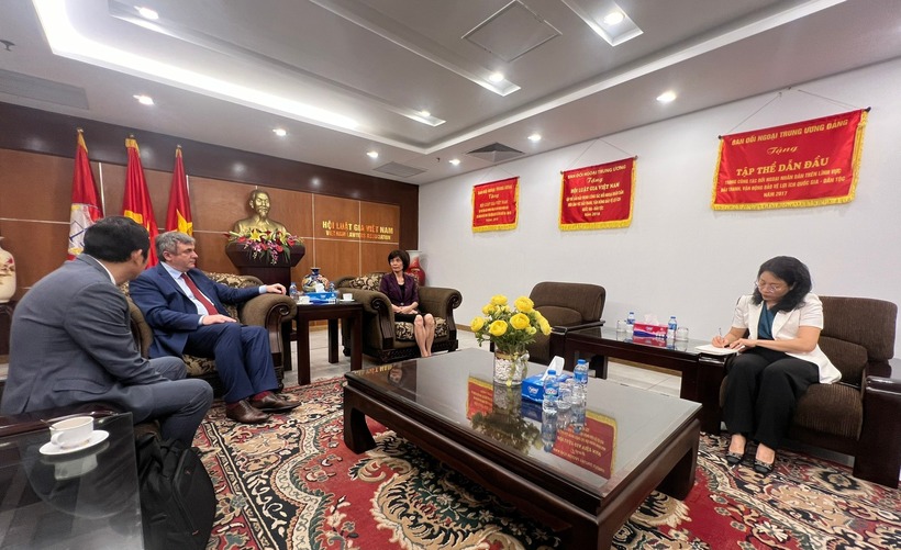 Quang cảnh cuộc gặp gỡ và làm việc tại trụ sở Hội Luật gia Việt Nam.