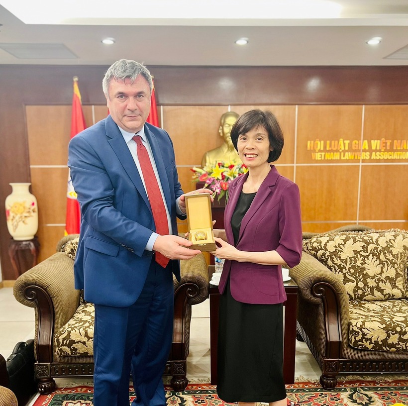 Hai bên trao tặng phẩm lưu niệm.