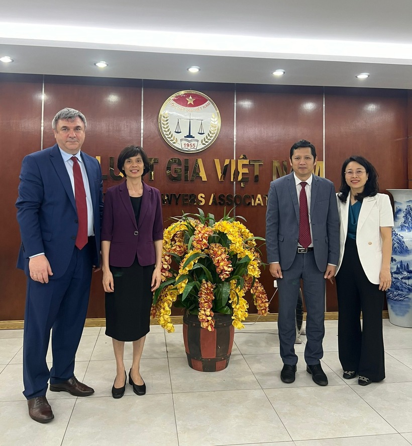 Hai bên chụp ảnh lưu niệm.