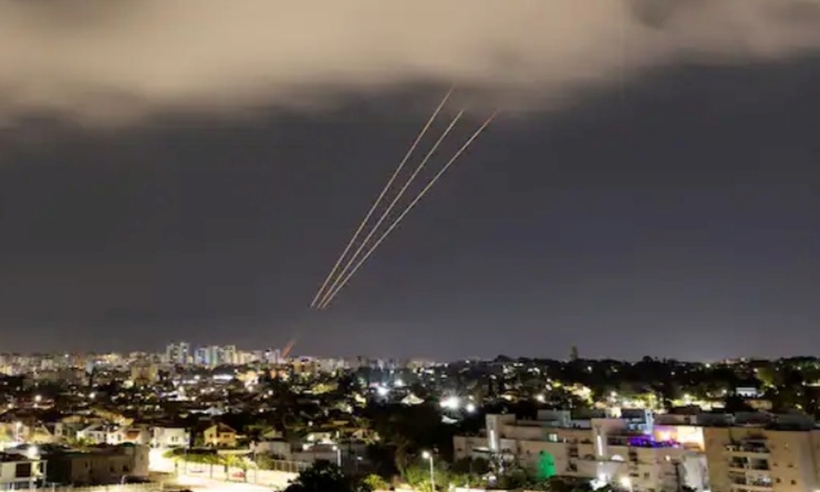 Một hệ thống chống tên lửa hoạt động sau khi Iran phóng UAV và tên lửa về phía Israel. Ảnh: Reuters