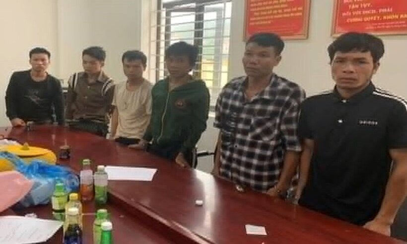 Đối tượng Lò Văn Thoáng (ngoài cùng bên trái) cùng các đối tượng sử dụng trái phép chất ma tuý. (Ảnh: Công an Quảng Ninh)