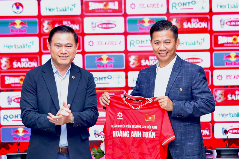 VFF mới bổ nhiệm HLV Hoàng Anh Tuấn dẫn dắt U23 Việt Nam, còn ghế ĐTQG vẫn để trống. Ảnh: VFF