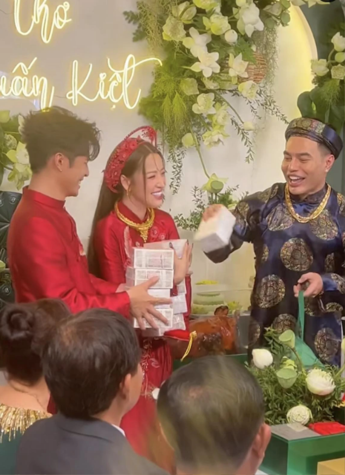 Trong đám cưới của Puka và Gin Tuấn Kiệt, Lê Dương Bảo Lâm đã tham gia cả ba tiệc tại Phan Thiết, TP.HCM và Đồng Tháp.