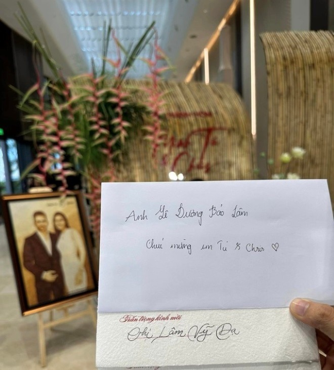 Nam diễn viên đã nhờ người quen gửi phong bì kèm lời chúc mừng đến Minh Tú và Chris.