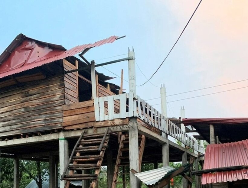 Một nhà sàn của người dân bị tốc mái. Ảnh: CAND