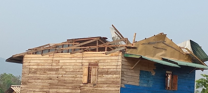 Một ngôi nhà bị tốc mái sau trận lốc xoáy vào chiều 15/4. Ảnh: Thanh Niên