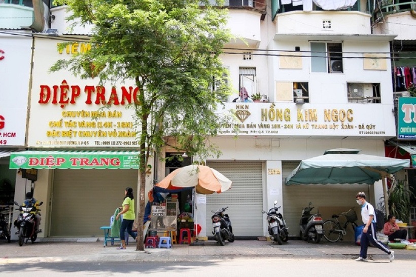 Ngày 15/4 nhiều tiệm vàng trên đường Nguyễn Duy Dương dán thông báo nghỉ dài ngày. Ảnh: Tuổi trẻ