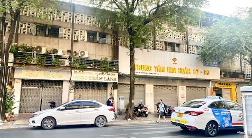 Một dãy tiệm vàng đã đóng cửa cả ngày 15/4. Ảnh: Người lao động