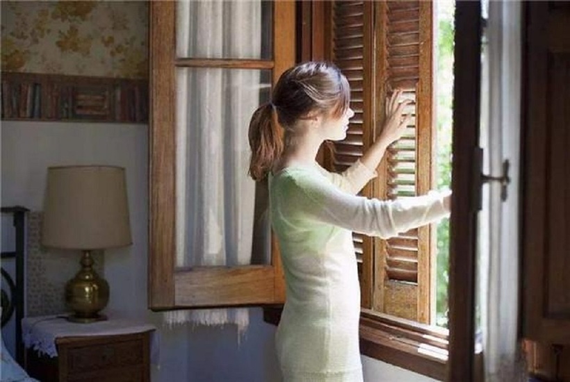 Đóng kín cửa khi bật điều hòa là thói quen sai lầm.