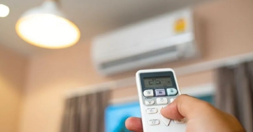 Đóng kín cửa khi bật điều hòa gây lãng phí điện.