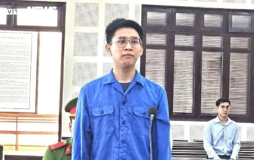 Nam sinh viên "điển trai" buôn lậu 20 iPhone 15 Promax lĩnh án tù. Ảnh: VTC News