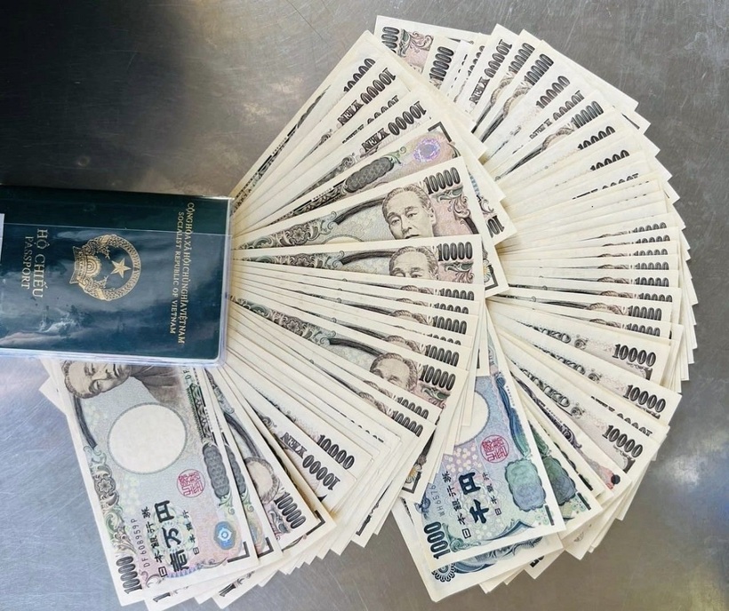 Số tiền nữ hành khách bỏ quên tại sân bay Tân Sơn Nhất. Ảnh: VietNamnet