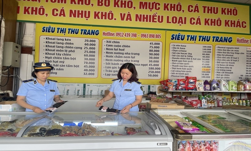 Lực lượng QLTT tỉnh Quảng Ninh kiểm tra, thu giữ 1.286 túi xúc xích địa điểm kinh doanh tại chợ Mạo Khê, thị xã Đông Triều