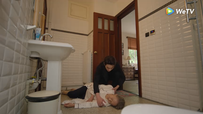 Diêu Chí Minh phất hiện bà nội ngất xỉu trong nhà vệ sinh, vội đưa bà đến bệnh viện.