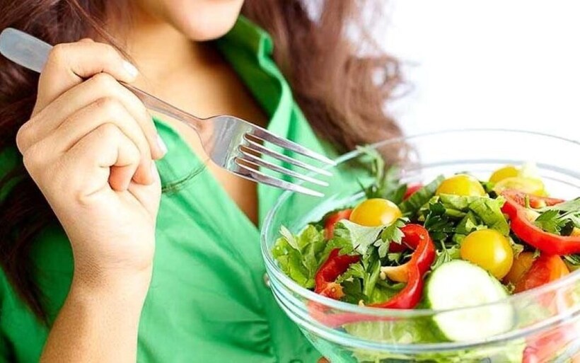Để giảm cân, bạn nên tăng cường ăn nhiều rau xanh.