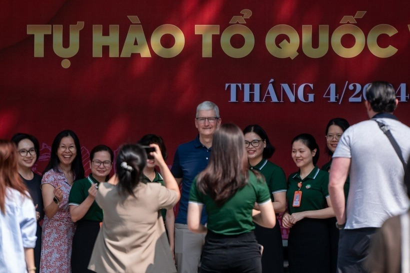 Tỷ phú Tim Cook ăn mặc giản dị . Ảnh: Dân Trí