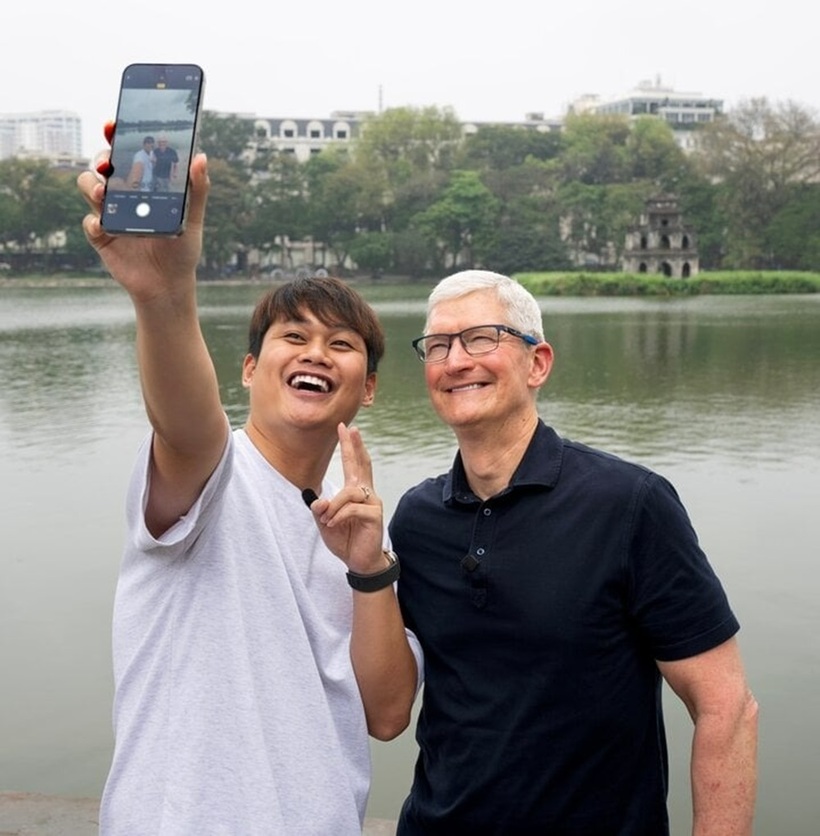 CEO Apple đi dạo ở hồ Gươm. Ảnh: VTC News