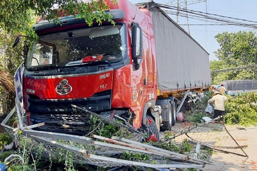 Chiếc xe container tại hiện trường vụ tai nạn. Ảnh: Tiền phong